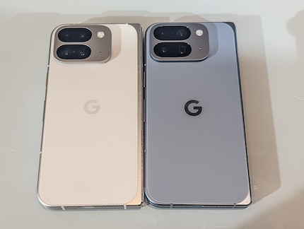 Le Pixel 10 Pro Fold à droite se distingue à peine de l'ancien modèle à gauche.