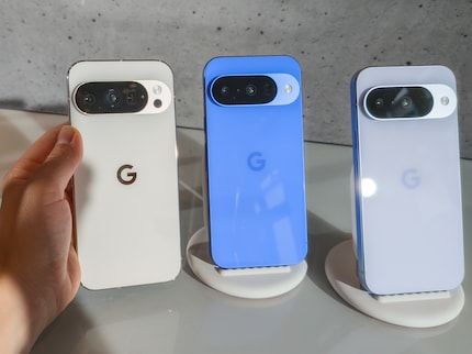 À gauche, le Pixel 10 Pro comparé au Pixel 10 au centre et à droite. Le blanc est également différent.