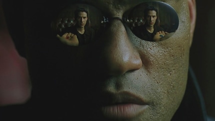 Morpheus ist es, der uns zum ersten Mal aufweckt: Was, wenn wir träumen – und die Welt um uns herum nur Fassade ist?