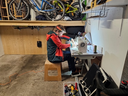 Praktisches Produktdesign: David setzt seine Ideen an der Nähmaschine um.