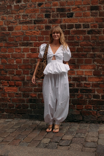 Maniche a palloncino e pantaloni peplum.