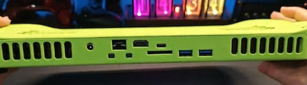 An der Rückseite befinden sich neben den Lüftungsschlitzen diverse Schnittstellen für HDMI, USB-A, USB-C, Strom und einen SD-Kartenleser.