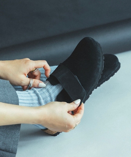 Der Schuh wirkt minimalistisch und modern.