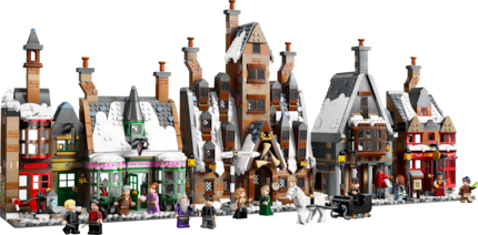 Das komplette Hogsmeade-Set mit sieben verschneiten Gebäuden und zahlreichen Figuren.