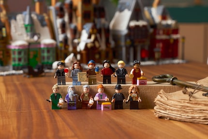 Zwölf Minifiguren sind enthalten von Harry, Ron und Hermine bis zu Professor McGonagall und Aberforth Dumbledore.