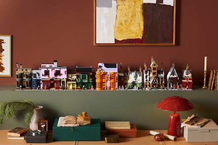 Links die Winkelgasse, recht Hogsmeade. Das Set lässt sich mit anderen Modellen kombinieren.