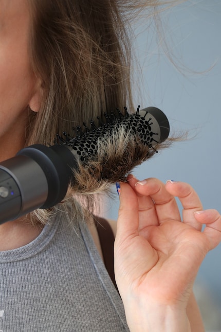 Hier siehst du, wie die Luft die kürzeren Haare hochpustet.