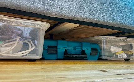 Blick unters Bett: Die Makita und die zwei Werkzeugboxen machen es sich bequem.