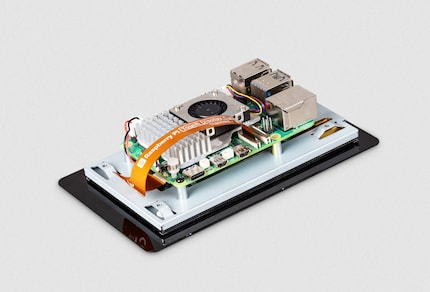 Se connecte au port DSI et aux broches GPIO.