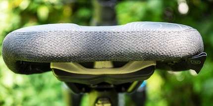 Typisch SQlab: die active-Technologie mit Elastomere unter der Schale. Hier in Grau für 70 bis 80 Kilogramm Körpergewicht.