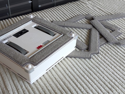 Der Roboter kommt mit vier austauschbaren Textil-Mopps.