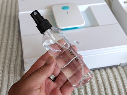Wasser muss ich selber aufspritzen, der Roboter macht das nicht automatisch.