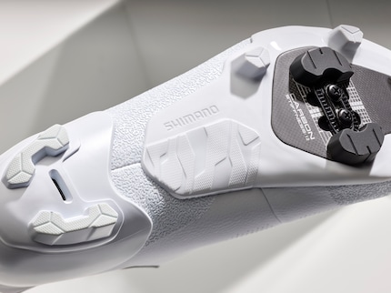 I pontoni della nuova scarpa gravel fanno parte dei tacchetti stessi.