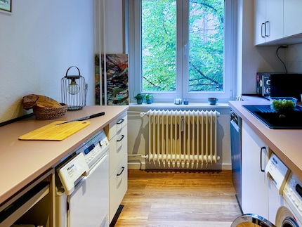 Die Arbeitsplatte hat der Handwerker eingebaut und lackiert. Den Kleinkram habe ich selbst gemacht.