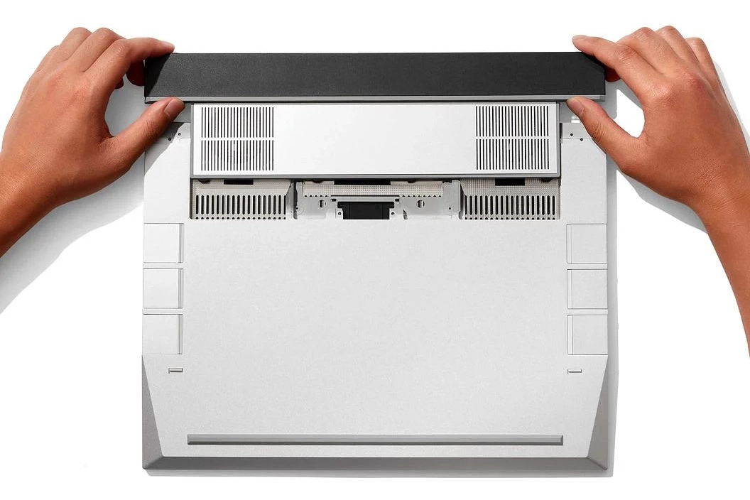 La GPU si trova nell'ampio slot di espansione. Il laptop 16 ha anche spazio per sei schede di espansione.