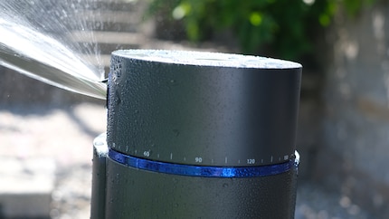 Wasser marsch! Der obere Teil des Irrisense dreht sich und verteilt das Wasser.