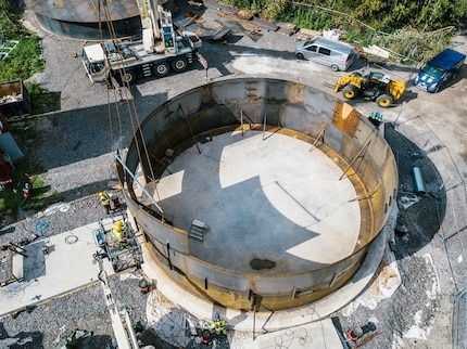 Während der Bauphase: Der große Stahltank der Sandbatterie wird Stück für Stück zusammengesetzt.