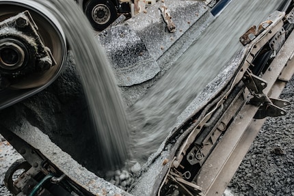 Zerkleinerter Speckstein wird in den Tank gefüllt – er speichert Wärme über Wochen hinweg.
