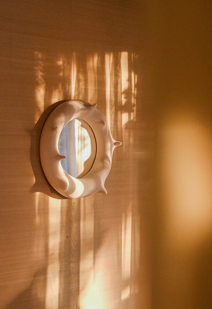 Un miroir de Hot Wire Extensions, 2024.