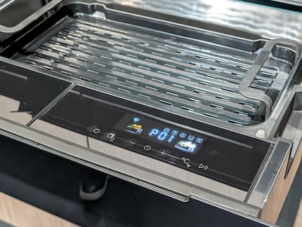 Il funzionamento avviene tramite un pannello touch all'interno del cassetto.