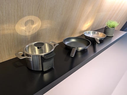 The pans and pots come from the Swiss manufacturer Kuhn Rikon.
