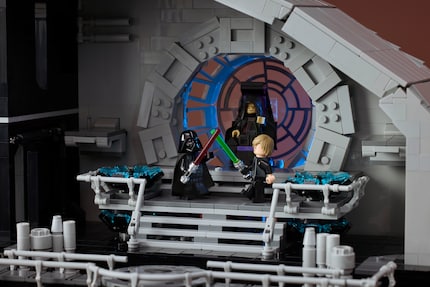 Luke e Vader si incontrano nella sala del trono, osservati dall'Imperatore.
