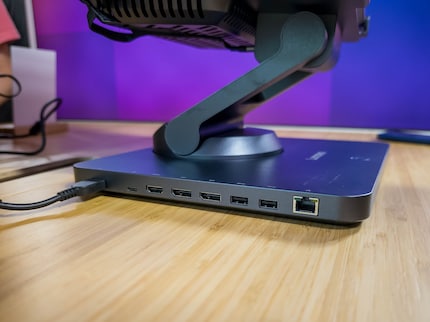Le support pour ordinateur portable fait également office de station d'accueil grâce à ses connecteurs.