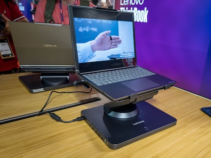 Ce support d'ordinateur portable se règle automatiquement.