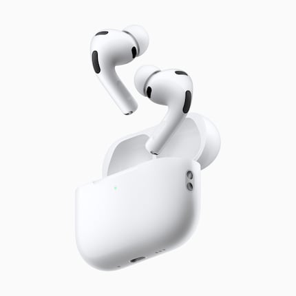La posizione degli auricolari è stata leggermente spostata.