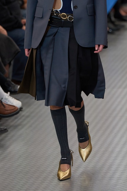 Miu Miu SS25 : les chaussettes s'arrêtent à peu près au milieu du pied.