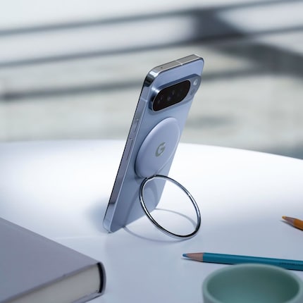 So funktioniert der Ringstand: Klappe den Ring herunter, um das Smartphone vor dir aufzustellen.