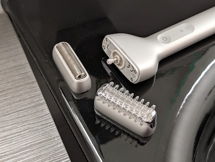 Die Aufsätze halten magnetisch, neben Rasieren kannst du auch Trimmen.