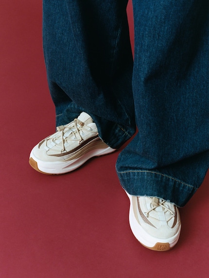 La Moon247 Xlace avec un jean baggy.
