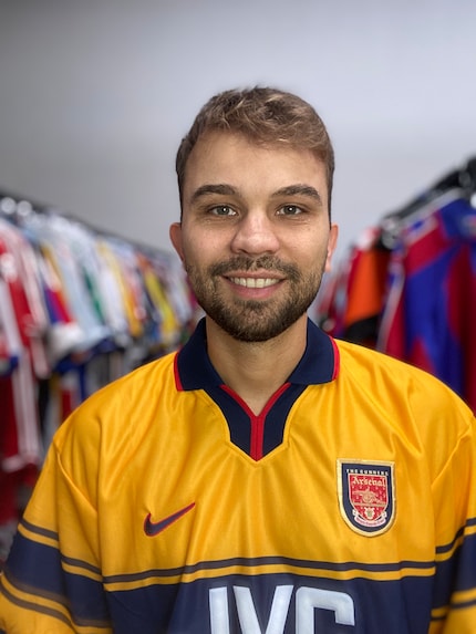 Leon Rademaker betreibt einen Shop, bei dem Fans ihre alten Lieblingstrikots finden sollen.