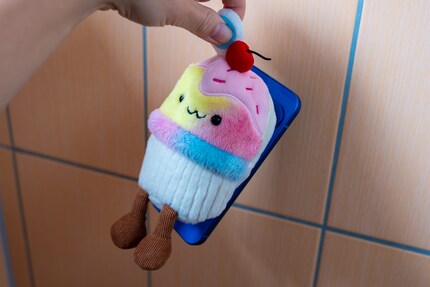 Mein Flausche-Muffin als täglicher Begleiter zum Pixel 10. Die beiden sind richtig angezogen voneinander.