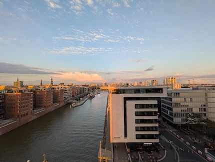 Die Aussicht auf Hamburg würde zwar auch mit schlechter Kamera einfach episch aussehen, aber die Qualität des Pixel 10 hilft enorm.