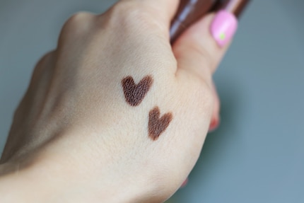 En haut, la couleur 240 Brown Abyss (brillante), en bas, la couleur 420 Brown Bliss (matte).
