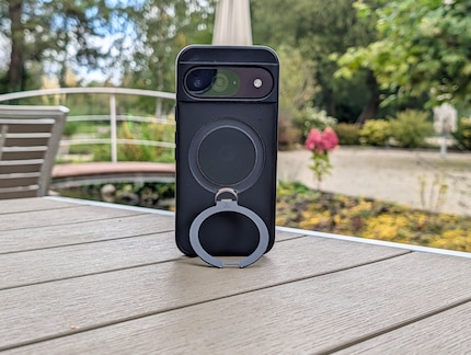 Ich kann das Smartphone in jedem beliebigen Winkel im Hoch- oder Querformat aufstellen.