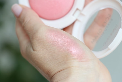 So swatcht sich die Farbe 010 On Cloud Pink auf meiner Hand.