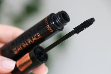 Zaubert einen dichten Wimpernkranz.