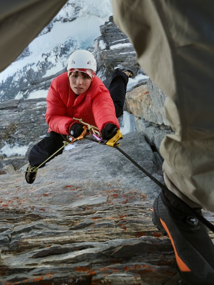 Des athlètes japonais de l'équipe Mammut recréent une partie de l'expédition.