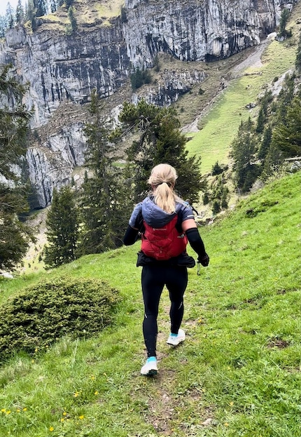 Eine Laufweste mit höherem Fassungsvermögen ist beim Trailrunning praktisch.