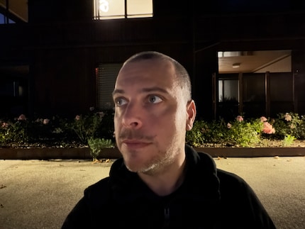 Auch im Dunkeln bleiben die Gesichter realistisch, bei Bewegung tut sich die Kamera aber schwer.