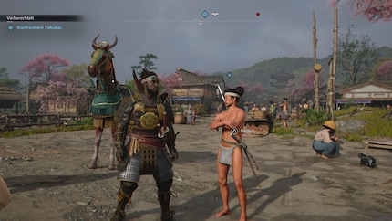 Yasuke posiert mit schicker Rüstung neben einem halbnackten NPC.