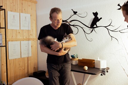 Giovanni Rengucci ist völlig in Katzen vernarrt. Für Luzia geht's nun aber zurück in ihre Suite.