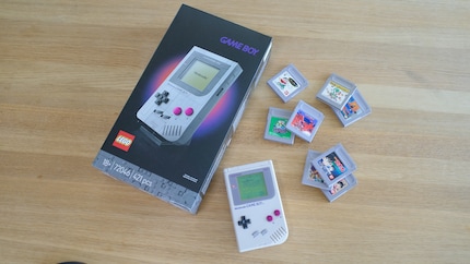 Mein Original Game Boy freut sich auf das Zusammenbauen seines LEGO-Bruders.