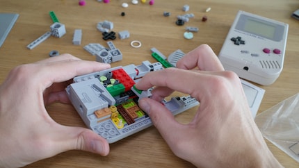 Der Game Boy nimmt Form an. Das Original sieht beim Basteln zu – er hat darauf bestanden.