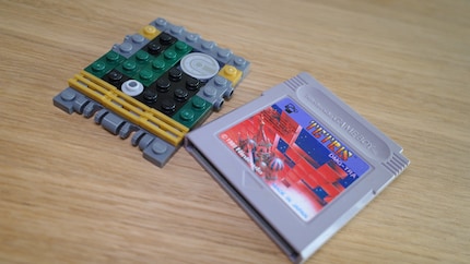 Offene LEGO Cartridge mit «Batterie» (links) und ein Original (rechts).