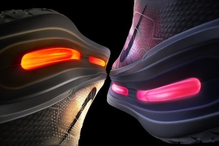 The midsole made of ZoomX foam and the Air Zoom cushions together with the waffle outsole bring the height to 55 millimetres.