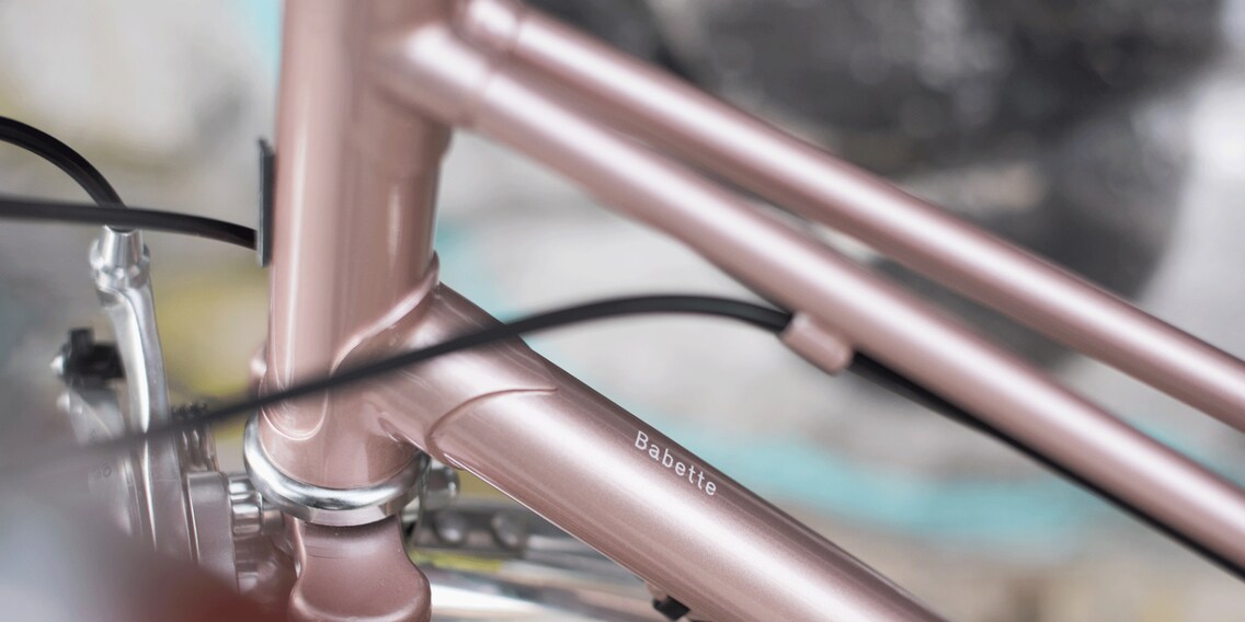 Le prénom du vélo est gravé dans le cadre.